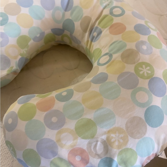 Excellent condition Boppy feeding pillow and two covers. Ergonomic. Baby classic - Picture 2 of 10